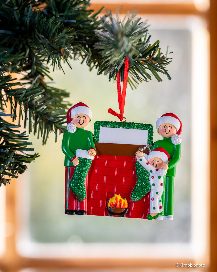 Familie på 3 ved peis