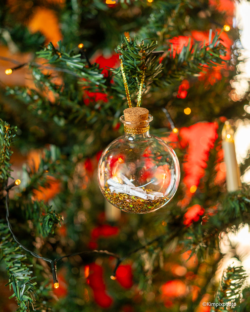Juletrekule med glitter og papirruller