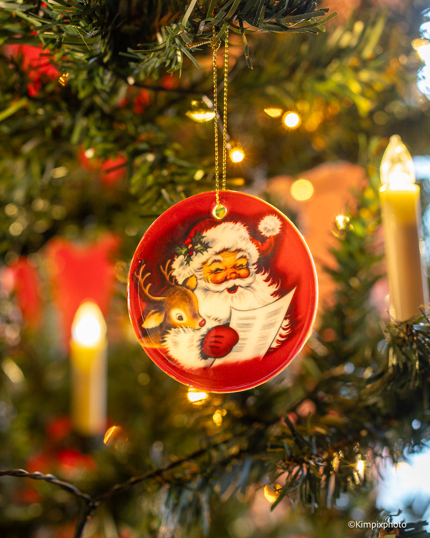 Keramisk juletrepynt "Nisse og babyreinsdyr synger en sang"
