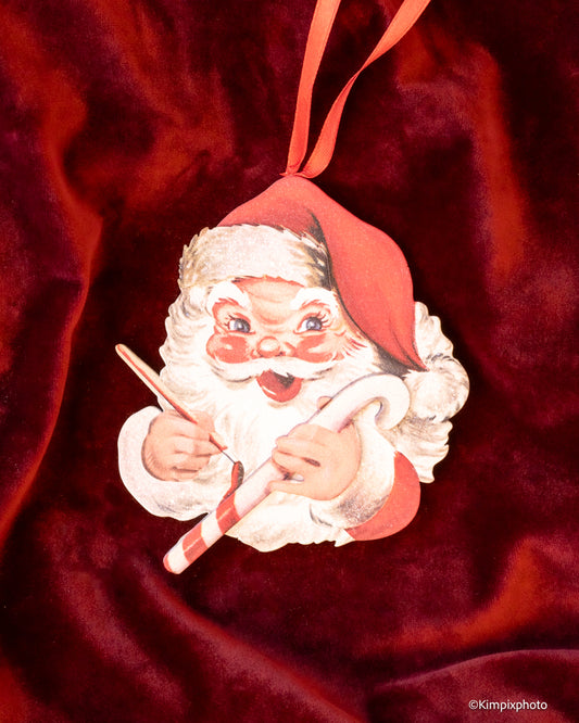 Julenissehode med sukkertøystang i tre