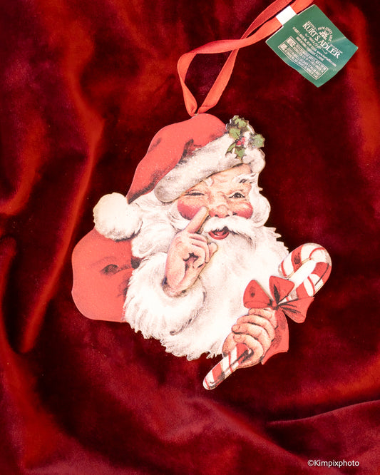 Julenissehode med sukkertøystang i tre